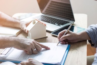 A la hora de vender una vivienda, las agencias inmobiliarias juegan un papel muy destacado.